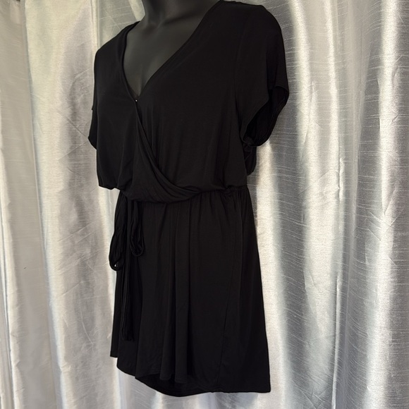 Gap NWT Women’s XL Crossover Wrap Black Jersey Knit Rayon Blend Belted Romper - Picture 2 of 8